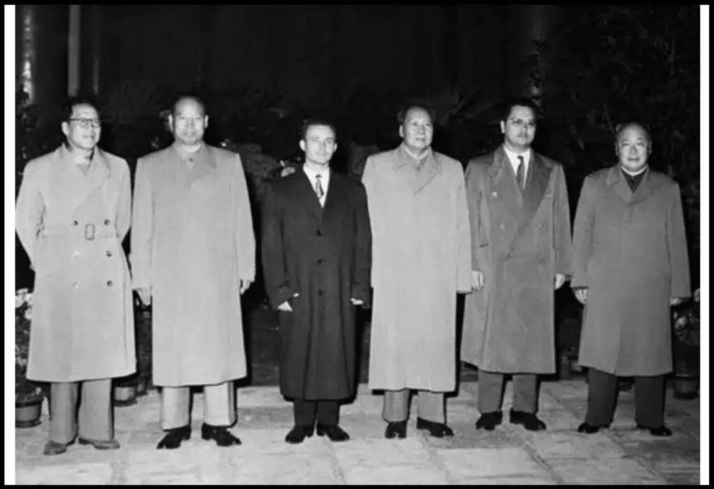 Paul Vergès en visite en Chine auprès du président Mao. (Collection privée)