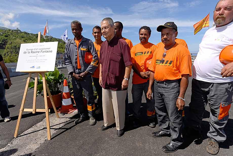 On attribue à Paul Vergès la réalisation de la route des Tamarins. (Photo : collection privée)