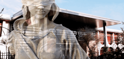 Dame Justice superposée à la photo du Palais de Justice de Saint-Pierre.