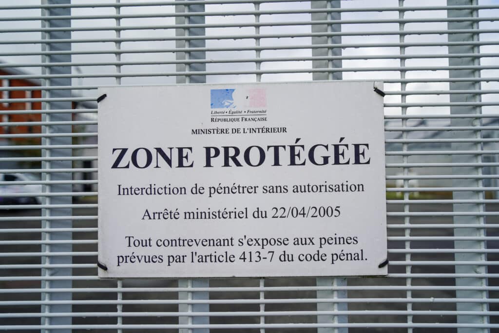 Entrée du centre de retention administrative de Saint Jacques, à l'extérieur de la ville de Rennes.