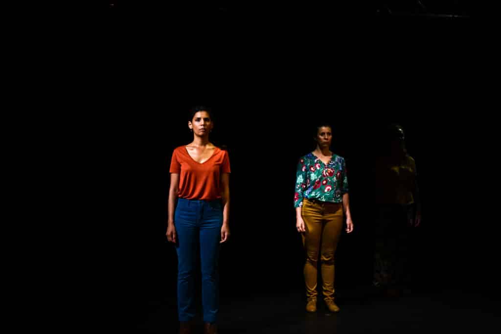 Sans décor, la lumière joue un rôle important pour parfois isoler certaines actrices et créer des moments de pause. 