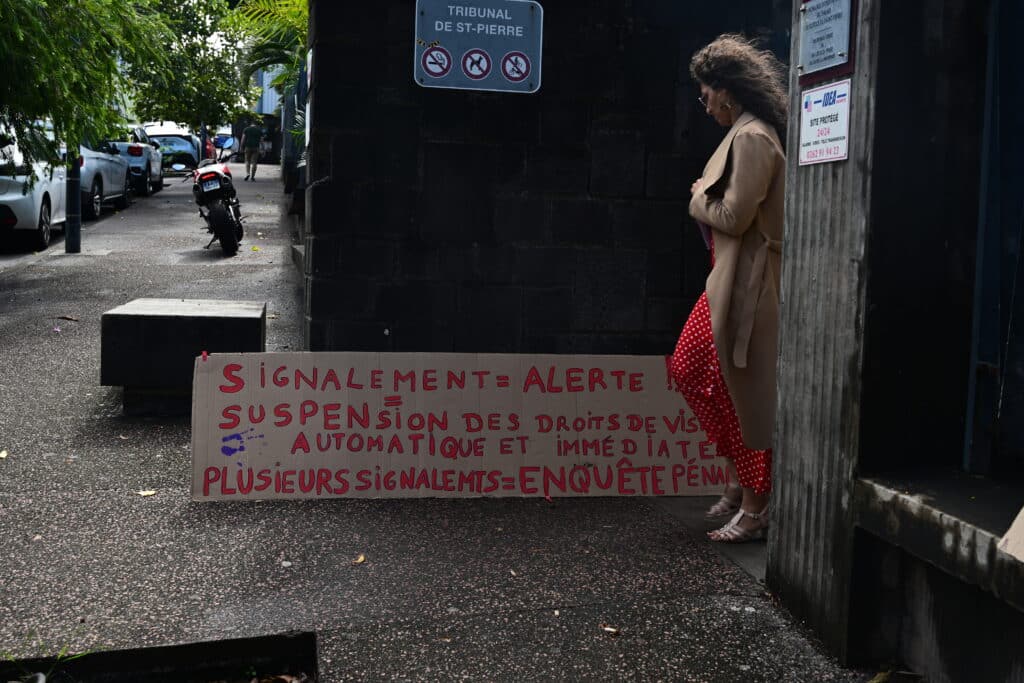 Rassemblement à l'appel des Tricoteuses de France devant le tribunal de Saint-Pierre. © Olivier Ceccaldi