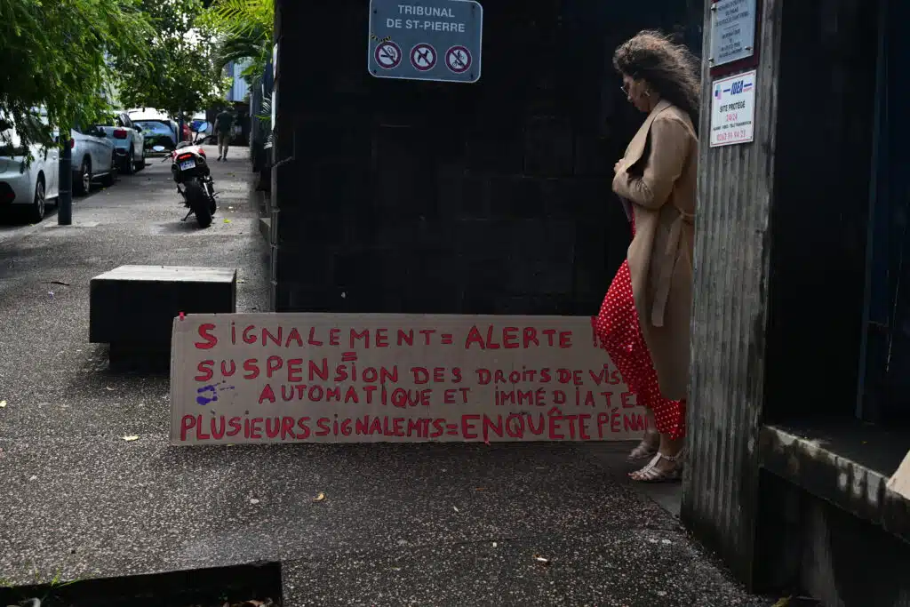 Rassemblement à l'appel des Tricoteuses de France devant le tribunal de Saint-Pierre. © Olivier Ceccaldi