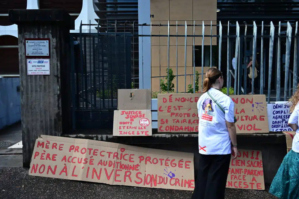 Rassemblement à l'appel des Tricoteuses de France devant le tribunal de Saint-Pierre.