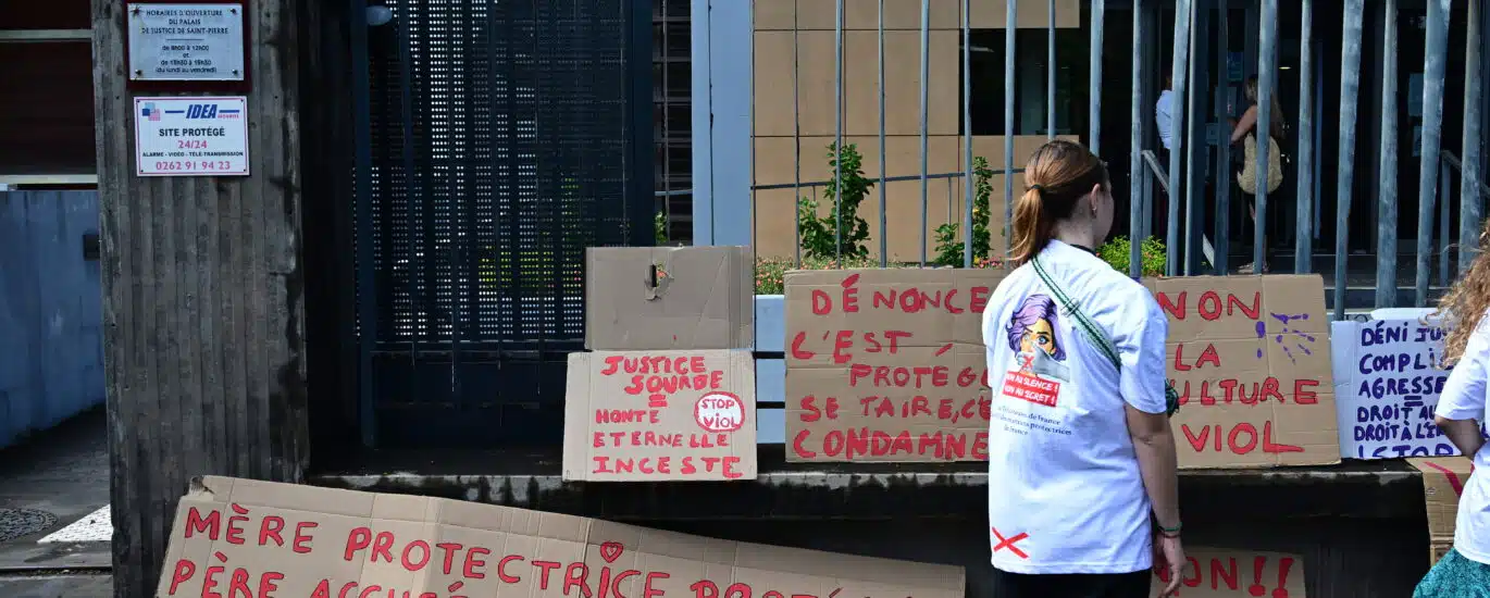 Rassemblement à l'appel des Tricoteuses de France devant le tribunal de Saint-Pierre.