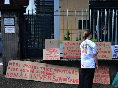 Rassemblement à l'appel des Tricoteuses de France devant le tribunal de Saint-Pierre.