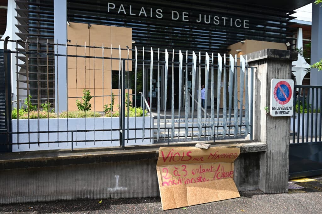 Rassemblement à l'appel des Tricoteuses de France devant le tribunal de Saint-Pierre. © Olivier Ceccaldi