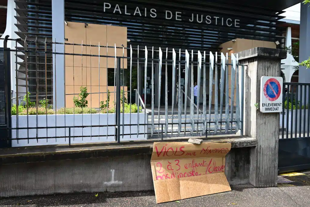 Rassemblement à l'appel des Tricoteuses de France devant le tribunal de Saint-Pierre. © Olivier Ceccaldi
