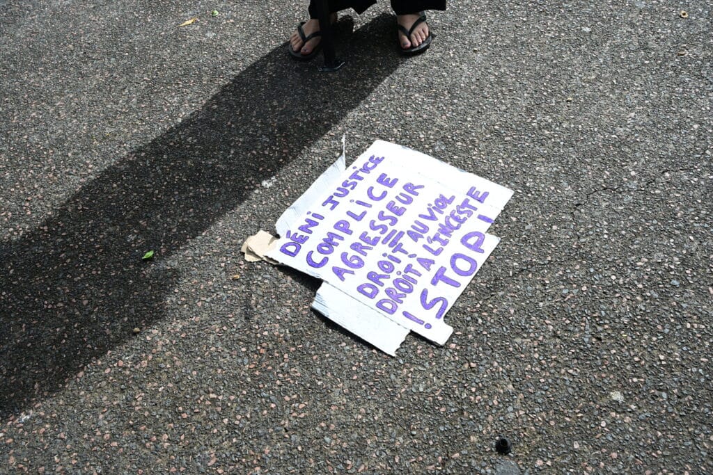 Rassemblement à l'appel des Tricoteuses de France devant le tribunal de Saint-Pierre. © Olivier Ceccaldi