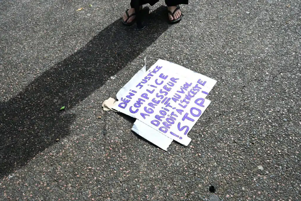 Rassemblement à l'appel des Tricoteuses de France devant le tribunal de Saint-Pierre. © Olivier Ceccaldi