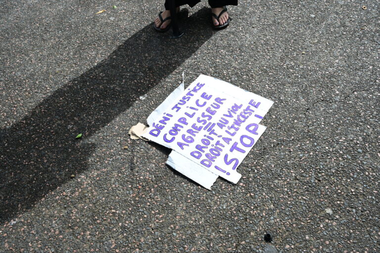 Rassemblement à l'appel des Tricoteuses de France devant le tribunal de Saint-Pierre. © Olivier Ceccaldi