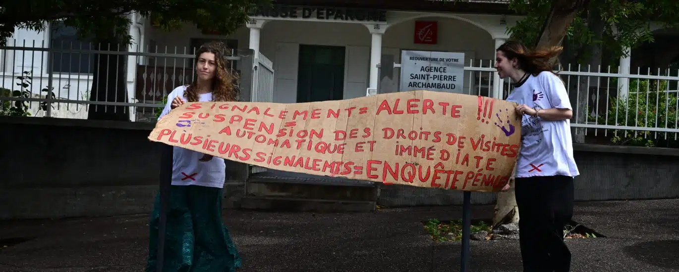 Rassemblement à l'appel des Tricoteuses de France devant le tribunal de Saint-Pierre. © Olivier Ceccaldi