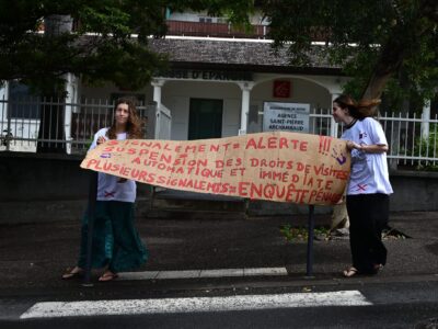 Rassemblement à l'appel des Tricoteuses de France devant le tribunal de Saint-Pierre. © Olivier Ceccaldi