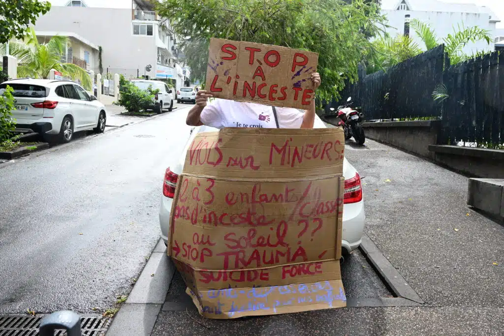Pancartes pour alerter sur le fléau de l'inceste et des violences sexuelles sur mineurs.