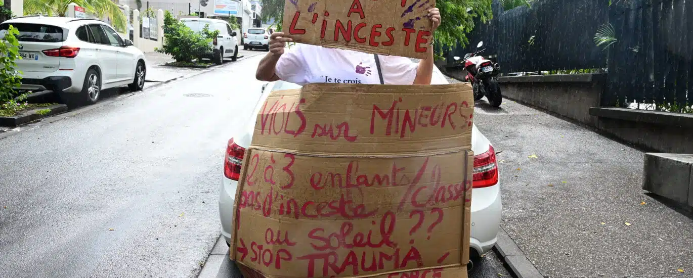 Pancartes pour alerter sur le fléau de l'inceste et des violences sexuelles sur mineurs.