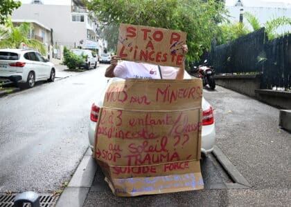 Pancartes pour alerter sur le fléau de l'inceste et des violences sexuelles sur mineurs.