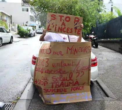 Pancartes pour alerter sur le fléau de l'inceste et des violences sexuelles sur mineurs.