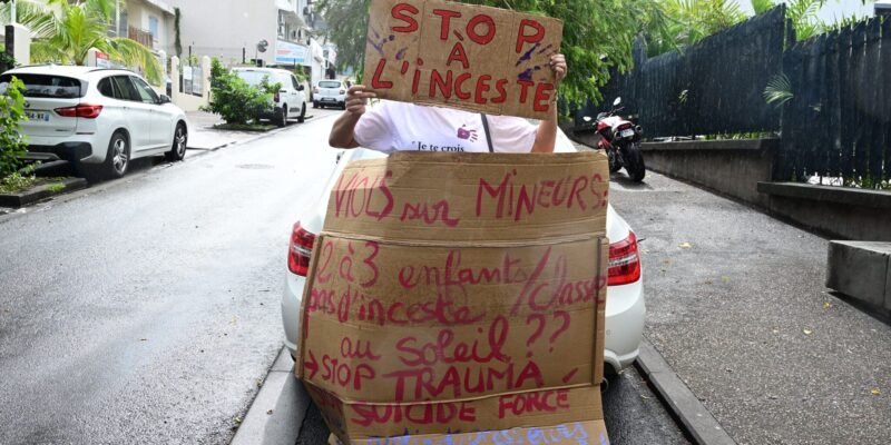 Pancartes pour alerter sur le fléau de l'inceste et des violences sexuelles sur mineurs.