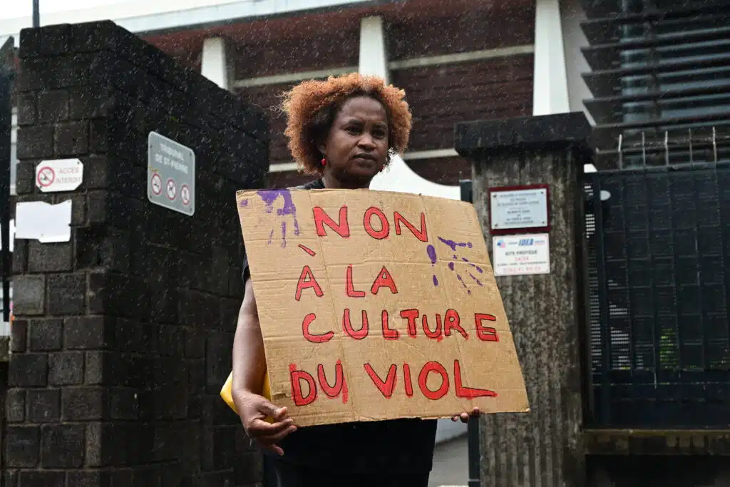 Une militante devant le tribunal de Saint-Pierre. © Olivier Ceccaldi