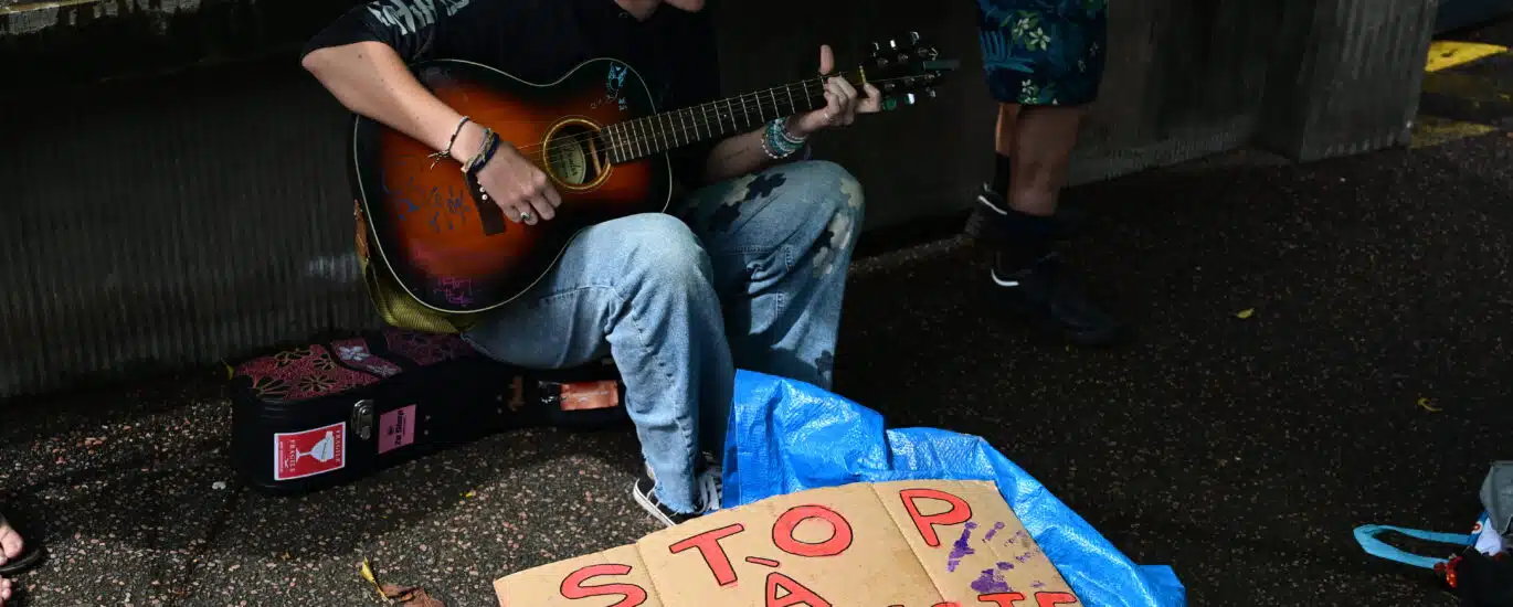 Prune, de l'association Mon pt'i Loup interprète plusieurs morceaux à la guitare pour évoquer les violences envers les enfants.
