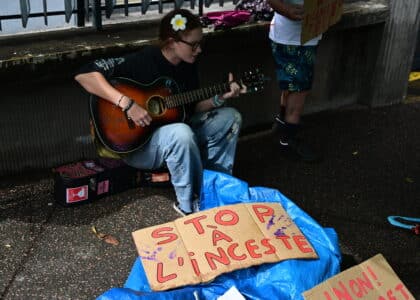 Prune, de l'association Mon pt'i Loup interprète plusieurs morceaux à la guitare pour évoquer les violences envers les enfants.