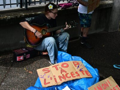 Prune, de l'association Mon pt'i Loup interprète plusieurs morceaux à la guitare pour évoquer les violences envers les enfants.