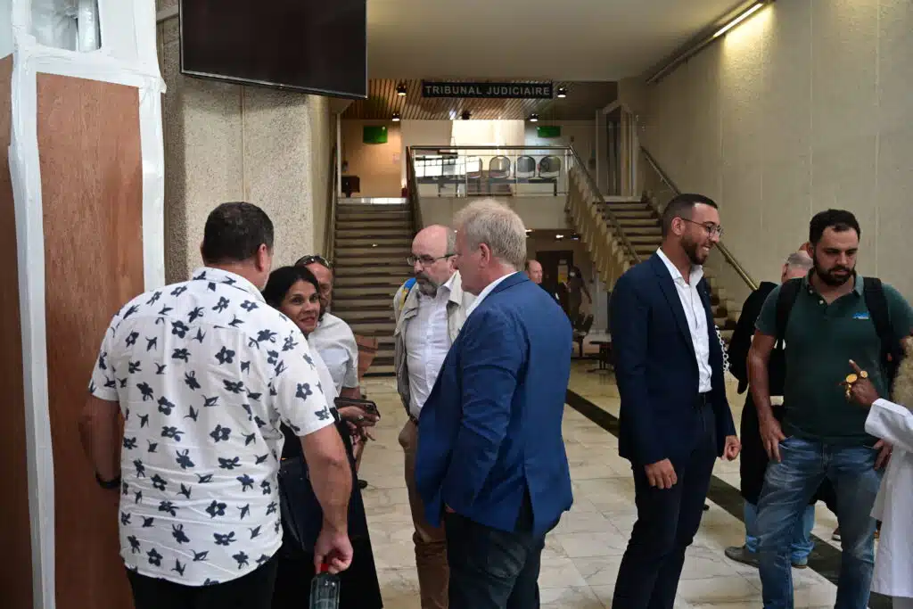 les soutiens sont nombreux avant l'ouverture du procès "Malbar 3V" qui met en cause le directeur général du Crédit Agricole Réunion Mayotte.