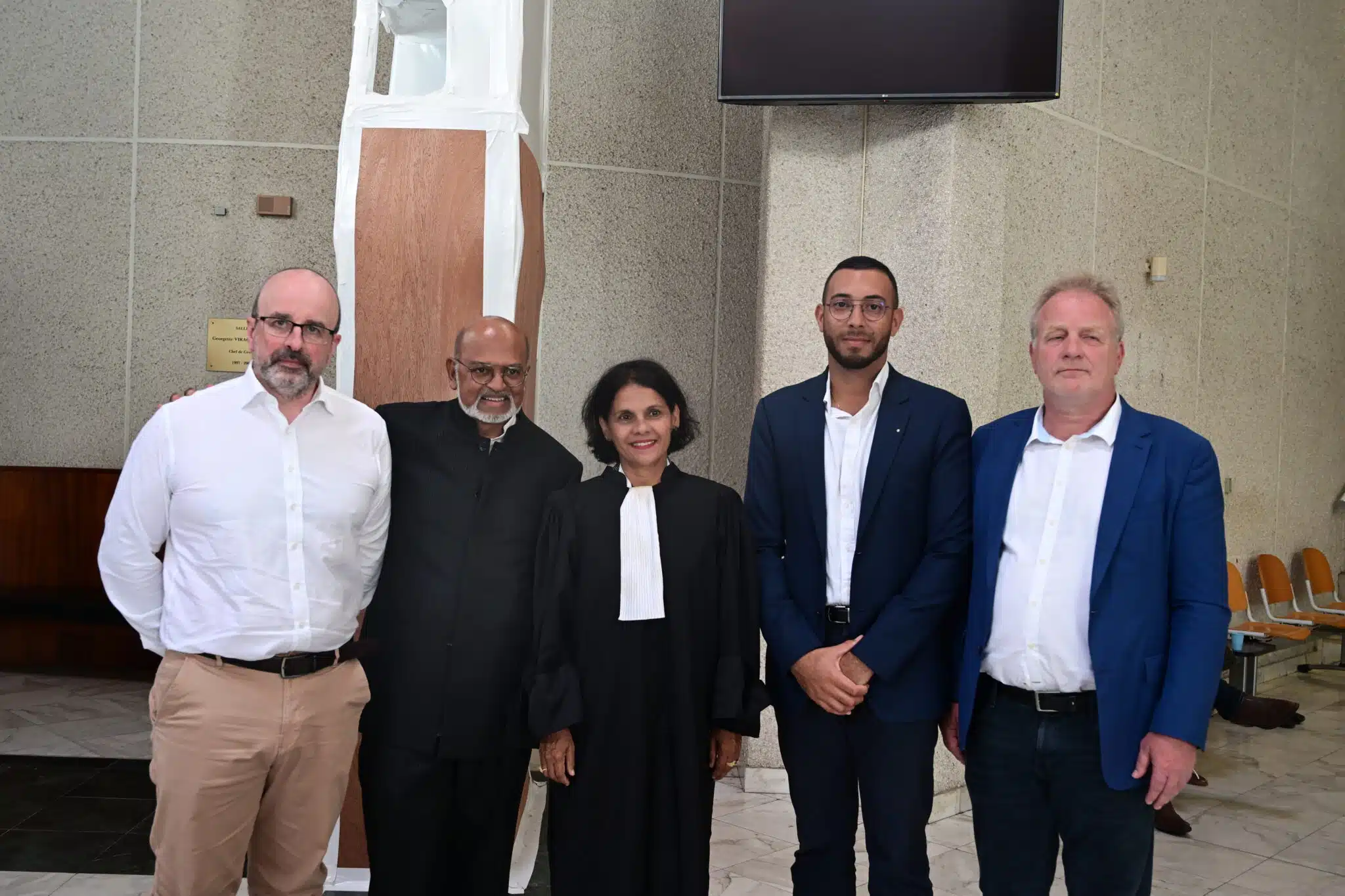 Maître Settama-Vidon encadrée des principaux plaignants.