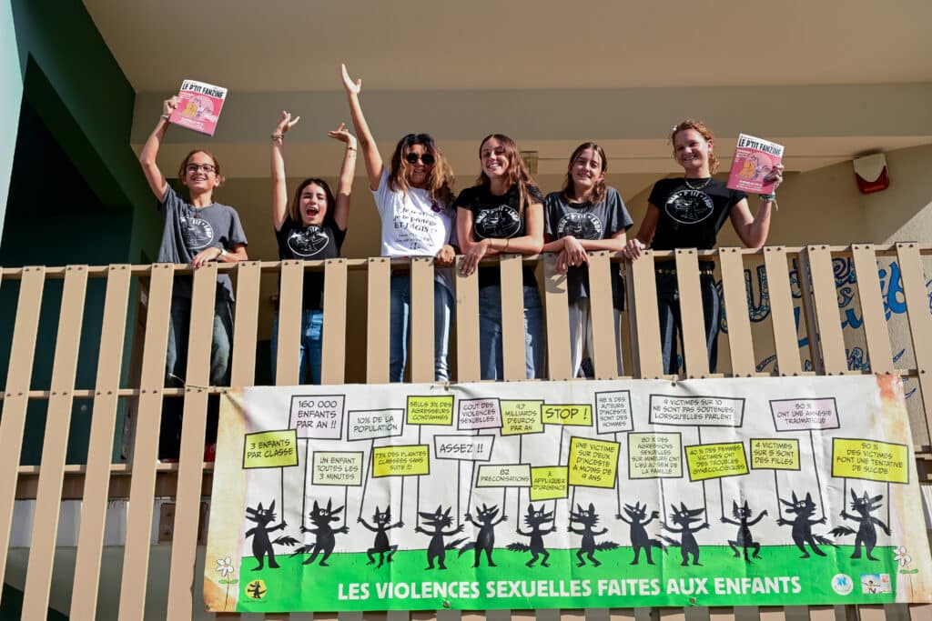 Toute l'équipe du magazine rejointe par Samira Benhamida, fondatrice du collectif des tricoteuses de France. © Olivier Ceccaldi