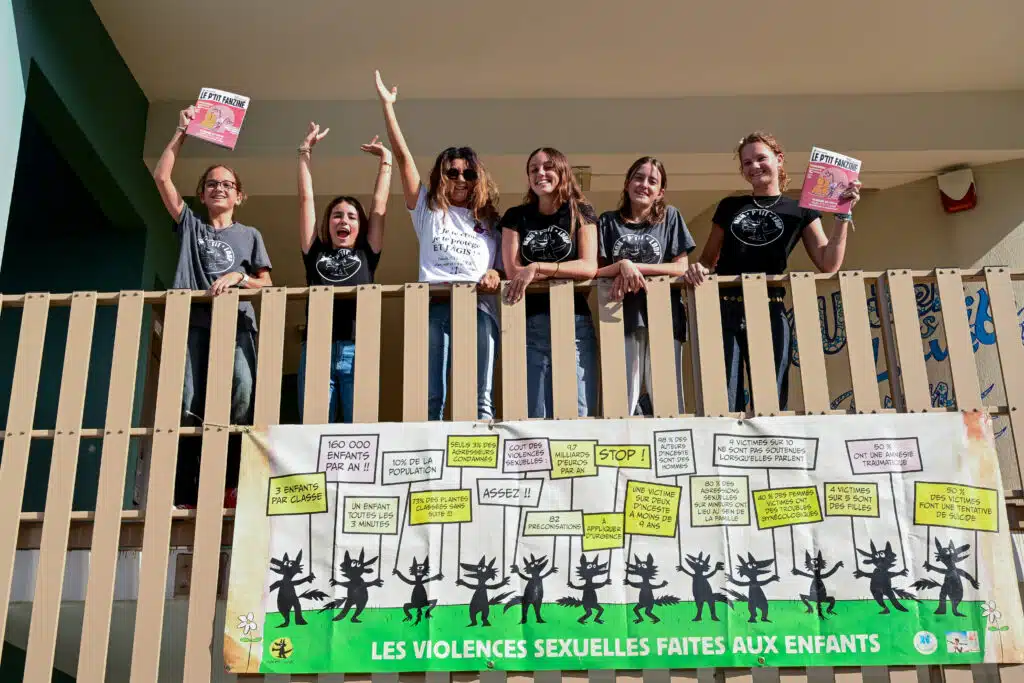 Toute l'équipe du magazine rejointe par Samira Benhamida, fondatrice du collectif des tricoteuses de France. © Olivier Ceccaldi