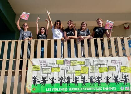 Toute l'équipe du magazine rejointe par Samira Benhamida, fondatrice du collectif des tricoteuses de France. © Olivier Ceccaldi