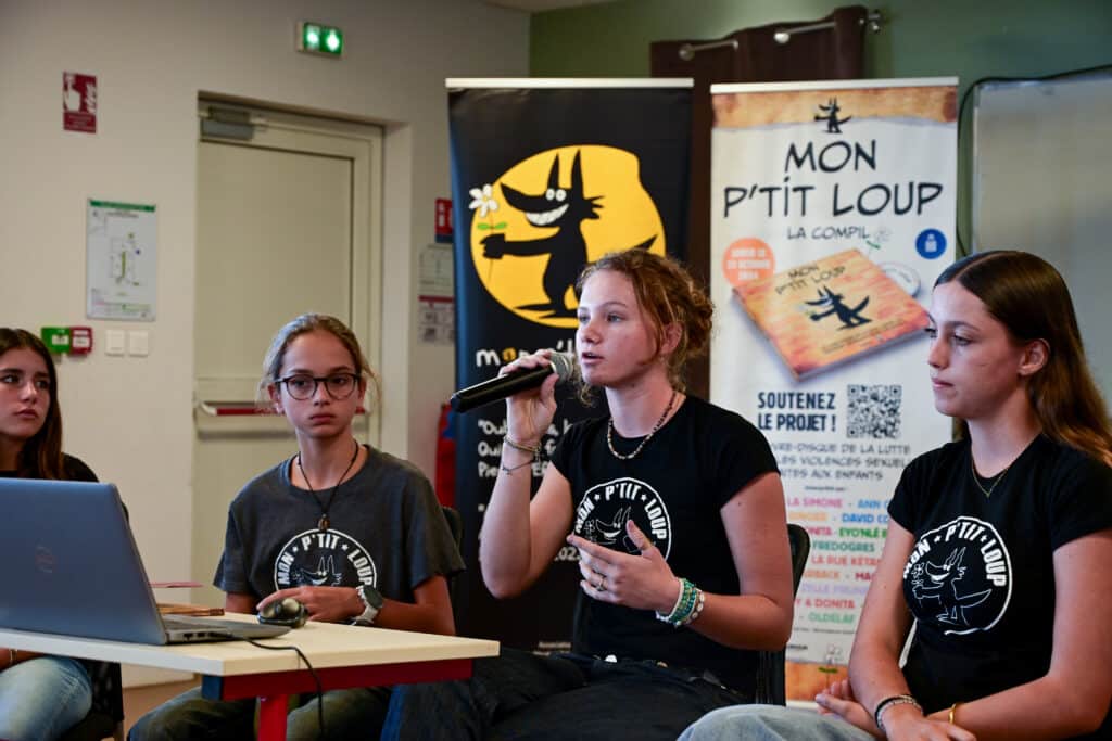 Prune, secrétaire de l'association et les enfants qui ont participé à laventure du P'tit Fanzine présentent le projet. © Olivier Ceccaldi