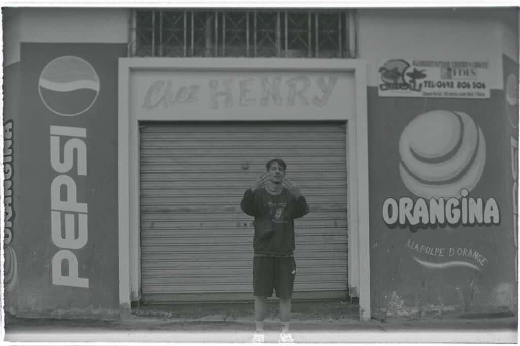 Reion, devant la boutique Chez Henry, un héritage du quartier qui lui tient à coeur de protéger et de mettre en avant. © Olivier Ceccaldi