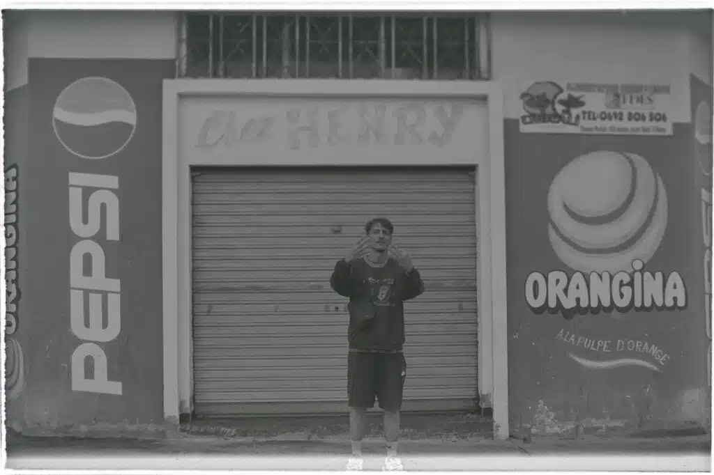 Reion, devant la boutique Chez Henry, un héritage du quartier qui lui tient à coeur de protéger et de mettre en avant. © Olivier Ceccaldi