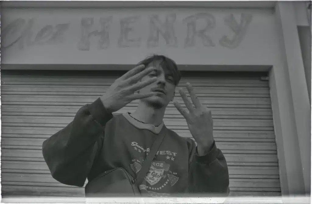 Reion, devant la boutique Chez Henry, un héritage du quartier qui lui tient à coeur de protéger et de mettre en avant. © Olivier Ceccaldi