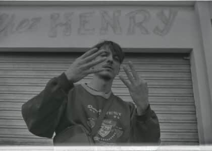 Reion, devant la boutique Chez Henry, un héritage du quartier qui lui tient à coeur de protéger et de mettre en avant. © Olivier Ceccaldi