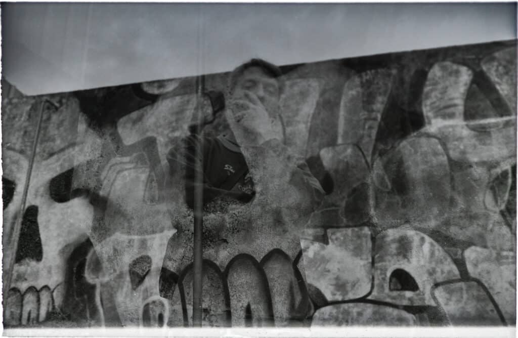 Reion, devant le tag "Jolly Roger" qui l'a inspiré pour le titre de son premier album. © Olivier Ceccaldi