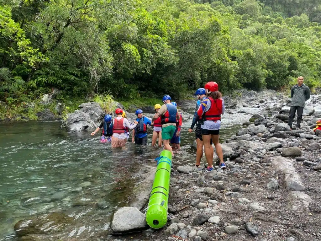 La formation gratuite a débuter par un volet théorique. Elle a été suivie d'une mise en situation pratique à la rivière Langevin. Crédit : N.A
