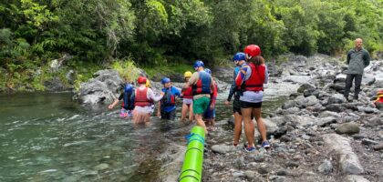 La formation gratuite a débuter par un volet théorique. Elle a été suivie d'une mise en situation pratique à la rivière Langevin. Crédit : N.A