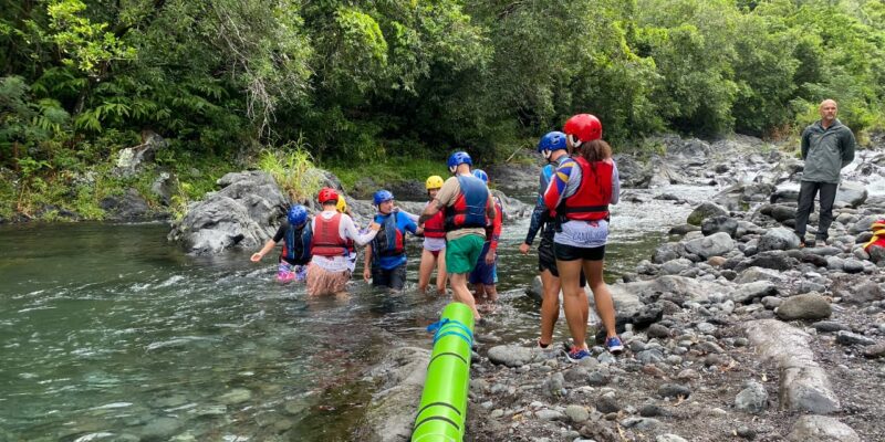 La formation gratuite a débuter par un volet théorique. Elle a été suivie d'une mise en situation pratique à la rivière Langevin. Crédit : N.A