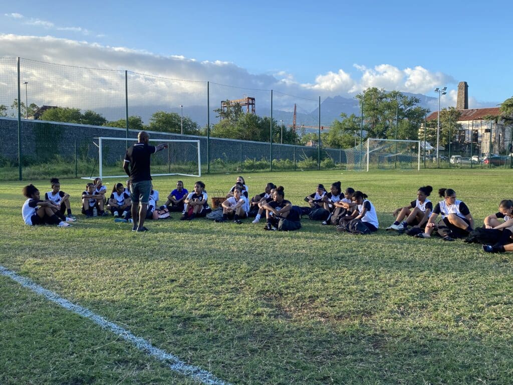Fulbert Yoni, entraineur des U16 féminines de la JSSP fait le point avec ses joueuses à l’issue de l'entraînement. Crédit : N.A