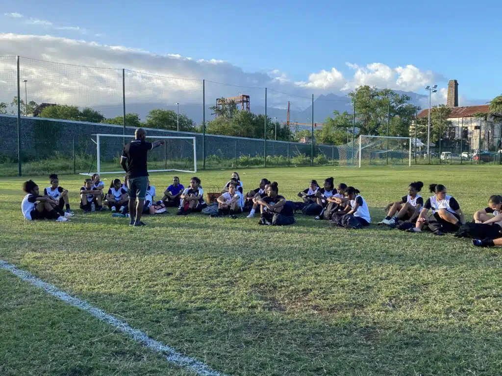 Fulbert Yoni, entraineur des U16 féminines de la JSSP fait le point avec ses joueuses à l’issue de l'entraînement. Crédit : N.A