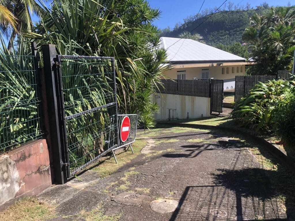 Hugues Thouet et Tiphaine jardins de Manapany bassin de baignade