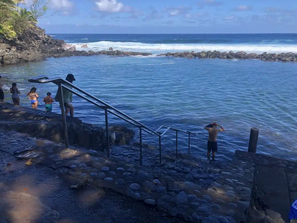 Hugues Thouet et Tiphaine jardins de Manapany bassin de baignade