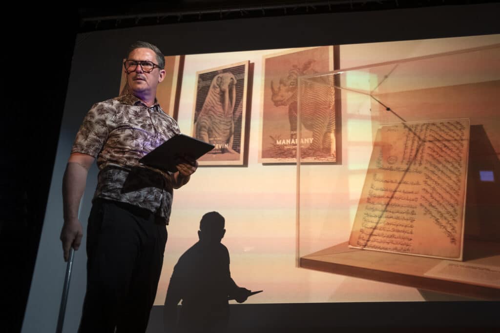 Née de l’imagination d’Emmanuel Kamboo, designer graphique et scénographe d’exposition, l’Incyclopédie du continent réunionnais, jouée par Sergio Grondin, met en scène l’âge d’or de l’île.