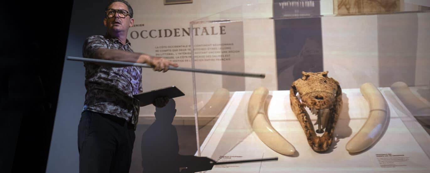 Née de l’imagination d’Emmanuel Kamboo, designer graphique et scénographe d’exposition, l’Incyclopédie du continent réunionnais, jouée par Sergio Grondin, met en scène l’âge d’or de l’île.