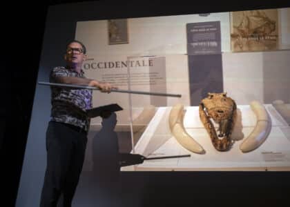 Née de l’imagination d’Emmanuel Kamboo, designer graphique et scénographe d’exposition, l’Incyclopédie du continent réunionnais, jouée par Sergio Grondin, met en scène l’âge d’or de l’île.