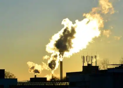 Photo by Daniel Gimbel on Unsplash Le projet d'extraction de gaz fossile de TotalEnergie au Mozambique constitue une menace pour les habitants des îles du Sud-Ouest de l'Océan Indien, qui doivent obtenir son abandon définitif.
