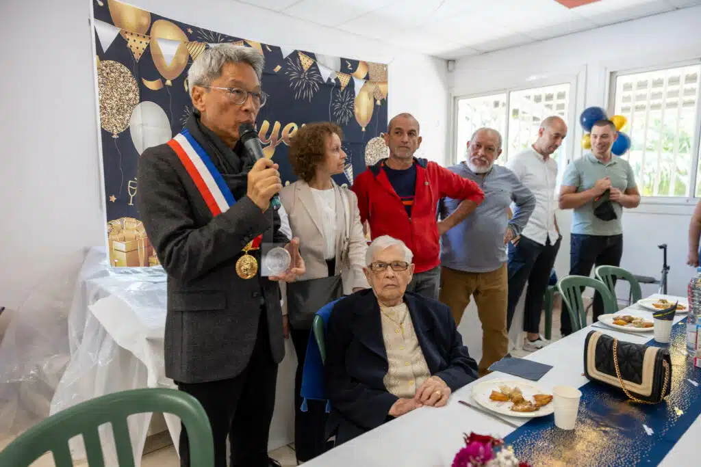 Jacqueline Sautron a soufflé ses 100 bougies dans une ambiance joyeuse et festive, entourée de ses enfants, petits-enfants et proches.