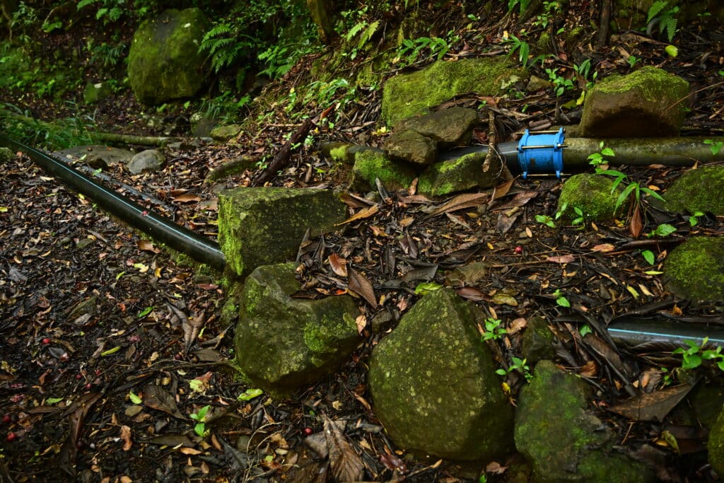 Canalisations d'eau le long du sentier Augustave. © Olivier Ceccaldi